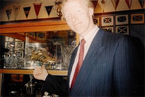 데릭 스펜스, 블랙풀에서 두 차례 활약했으며, 클럽 소속으로 북아일랜드 대표팀에서 15경기에 출전하여 3골을 기록했다