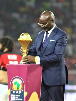 2022년 아프리카 네이션스컵 우승컵을 든 밀라