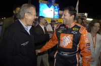 미국 국방부 장관 겸 그랜드 마셜 도널드 럼즈펠드(왼쪽)와 스튜어트가 2005년 펩시 400 전에 웃음을 나누고 있다.