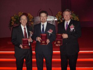 펄머터, 애덤 리스, 브라이언 슈미트가 2006년 쇼상 천문학 부문을 수상하는 모습. 이 세 사람은 나중에 2011년 노벨 물리학상을 수상했다.