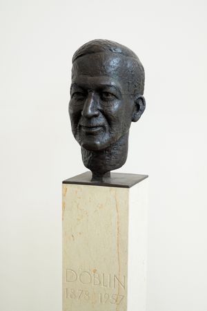 알프레트 되블린의 청동 흉상, 지크프리트 베어마이스터