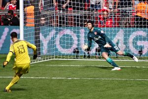 티보 쿠르투아는 승부차기에서 실축하여 공을 크로스바 위로 날려버렸다.