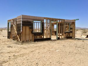 캘리포니아 원더 밸리에 있는 전형적인 STA "잭래빗" 자작농 주택 캐빈의 잔해