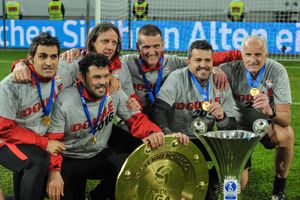 FC 레드불 잘츠부르크가 2016년 오스트리아 분데스리가와 오스트리아 컵 우승을 축하하는 모습