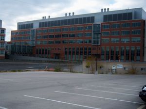 생물 약학 건물에는 약학 대학이 있습니다.