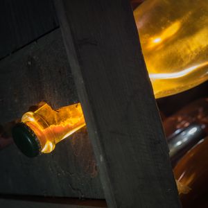 나파 밸리의 슈람스버그 바인야드에서 스파클링 와인 생산 중 병에 든 효모