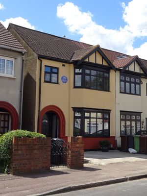 무어의 어린 시절 집, 43 웨이버리 가든스, 바킹, 런던