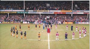 1993년 3월 6일 볼린 그라운드에서 열린 경기 전에 바비 무어를 기리는 묵념을 하는 웨스트햄과 울브스 선수들