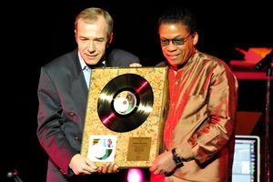 행콕이 2011년 11월 29일 폴란드 소니 뮤직의 카지미에시 풀라스키로부터 골드 레코드 상을 받았다