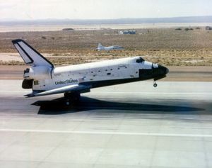 1982년 7월 4일 STS-4를 마치고 착륙하는 컬럼비아와 편대 비행 중인 T-38 탈론