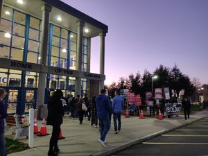 뉴햄프셔주 런던데리의 투표소에서 투표하는 유권자들