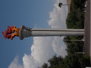 몬테레이 광역권: "진리의 불꽃을 태우라" 기념비, 누에보레온 자치 대학교(UANL) 본교에 위치