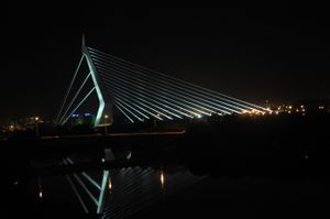 Ilha do Fundão}} (뒷마당 섬)의 캠퍼스에서 나가는 주요 출구 중 하나이다.