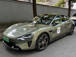 도로에 정차된 SU7. 알루미늄 합금으로 자동차 차체를 일체 성형하는 "기가캐스트"를 채용하는 등, 저가화가 이루어졌다.