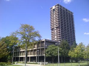 일리노이 대학교 시카고 동부 캠퍼스에 위치한 대학교 회관