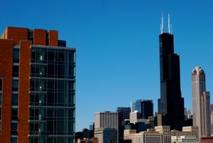 UIC의 제임스 스투켈 타워 기숙사. 배경에는 시카고 시내와 윌리스 타워가 보인다.