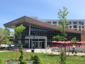 차베스 및 튜브먼 기숙사에 부착된 이스트 사이드 다이닝 시설