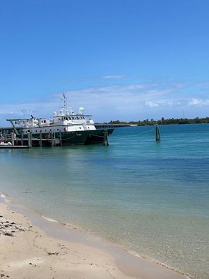 마이애미 대학교 연구 쌍동선인 F.G. 월턴 스미스가 2022년 5월 마이애미 대학교 로젠스틸 해양, 대기 및 지구 과학 대학에 정박해 있다.