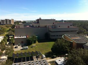 USF의 공학 건물 II 및 III, 배경은 도서관.