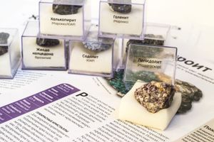 광물 표본의 작은 컬렉션, 케이스 포함. 라벨은 러시아어.