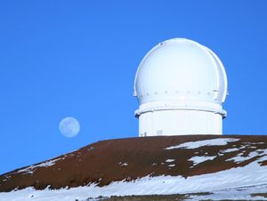 배경에 달이 있는 CFHT