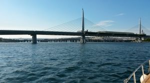 골든 혼에 걸쳐 있는 M2호선 교량