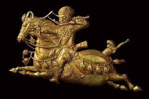 돌궐 시대의 튀르크 전사. 말꼬리는 튀르크 스타일로 묶여있다. 그의 머리카락은 길고 땋았으며, 큰 칼라의 카프탄과 부츠는 튀르크 의류의 특징이다.