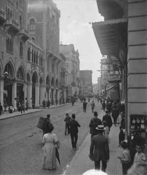 1912년의 카데-이 케비르(현재의 이스티클랄 거리) (베이오글루에 위치). 성 안토니오 파도바 성당 입구가 왼쪽에 보인다. 네슬레 광고가 배경 건물에 보인다.