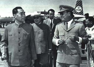 1964년 5월 31일 버마를 방문한 저우언라이와 천이와 함께 있는 네 윈