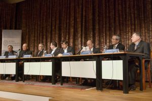 노벨상 수상자들의 기자회견 모습. 왼쪽부터 피터 다이아몬드, 데일 모텐슨, 크리스토퍼 피사리데스, 콘스탄틴 노보셀로프, 안드레 가임, 스즈키 아키라, 네기시 에이이치, 리처드 F. 헥(2010년, 스웨덴 왕립 과학원)