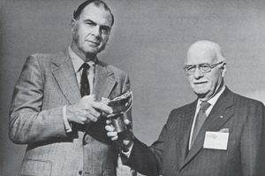 롤런드(왼쪽)가 1975년 로체스터 공과대학교에서 상을 받고 있다.