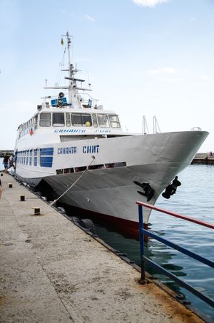 사만타 스미스}}는 얄타 항구에 정박했다.