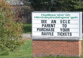 카타라우구스 보호구역에 있는 세네카어 표지판. 이것은 또한 세네카어에서 대문자 사용의 특이한 예이다.