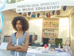 스폴딩이 2012년 오스틴 시티 리미츠 뮤직 페스티벌에서 음악 교육 부스를 운영하고 있다