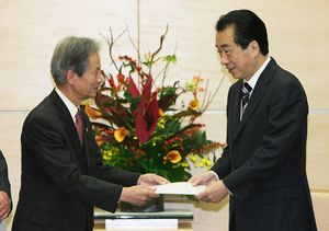 NPO 의원연맹 공동대표 자격으로 간 나오토와 만나고 있다(2010년 12월).