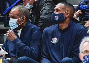 힐(오른쪽)과 그의 아버지 캘빈 힐, 2022년