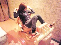 러브 체어에 올라탄 여성