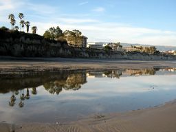 캠퍼스 동편 절벽 위의 건물들