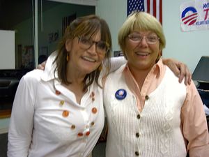 2008년 몬태나주 리빙스턴에 있는 버락 오바마 선거 캠프 본부에서 애넷 알트와 함께 있는 키더