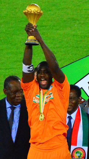 투레가 2015년 결승전에서 가나를 상대로 승리한 후 아프리카 네이션스컵 트로피를 들어올리는 모습 (바타, 적도 기니).