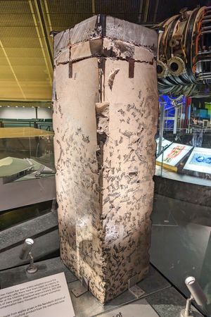 중준위 방사성 폐기물 용기의 단면도, 콘크리트에 캡슐화된 (모의) 폐기물 표시