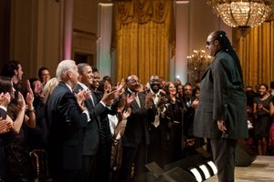 2011년 백악관 이스트룸에서 기립 박수를 받는 원더