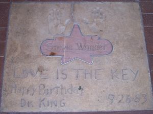 스티비 원더의 핸드프린트와 사인: "LOVE IS THE KEY Happy Birthday Dr. King 9.26.83" Atlantic City Boardwalk New Jersey USA 2006