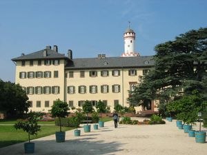 바트호름부르크의 랜드마크인 공원과 슐로스타움("바이서 투름" 또는 "백색 탑")이 있는 영주의 저택