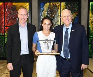 2021년 전 이스라엘 대통령 레우벤 리블린(오른쪽)과 함께한 아슈람