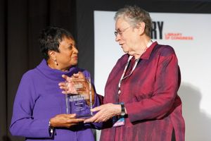 애니 프루가 2018년 전미 도서 축제에서 칼라 헤이든으로부터 미국 소설상을 수상하고 있다.