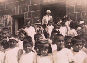 난센, 아르메니아 고아원 앞에서, 1925년 6월 25일