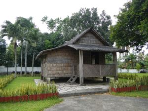 마비니가 태어나고 자란 집의 복제품. 바탕가스 주 타나우안의 아폴리나리오 마비니 기념지에 위치해 있다.