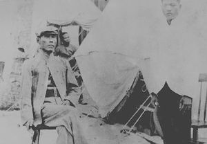 아폴리나리오 마비니가 1902년 괌에서 텐트 밖에 앉아 있는 모습