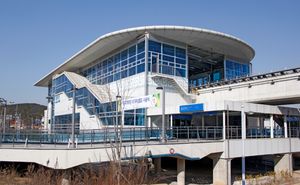 용유역의 자기부상 열차역